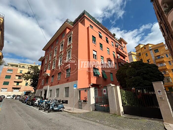 Appartamento trilocale in vendita in Via Carlo Bartolomeo Piazza, Roma