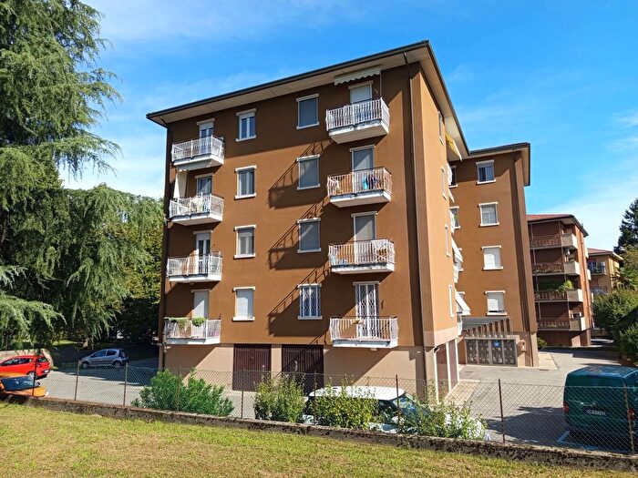 Appartamento trilocale in vendita in Viale Aguggiari, Varese