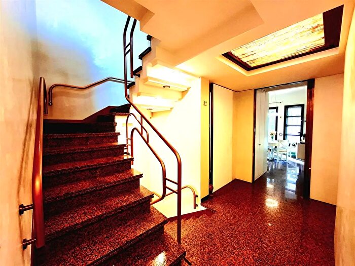 Casa con 8 locali in vendita in Prato