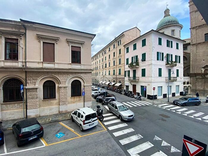 Appartamento con 6 locali in vendita in Via Verzellino, Savona