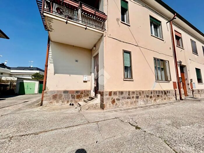 Appartamento trilocale in vendita in Via Vittorio Bachelet, Costa Di Rovigo