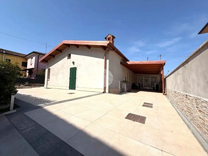 Casa con 6 locali in vendita in Via Rivoli, Verona