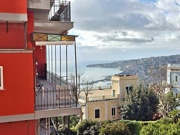 Appartamento trilocale in affitto in Via Luigia Sanfelice, Vomero, Napoli