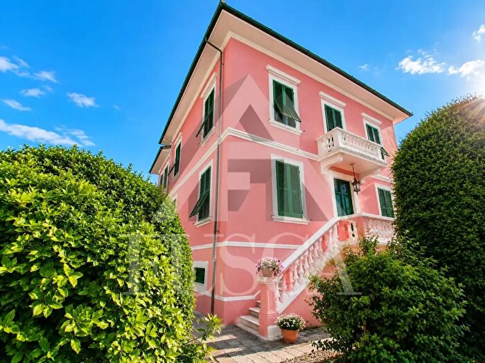 Casa con 12 locali in vendita in Viale Giosuè Carducci, Lucca