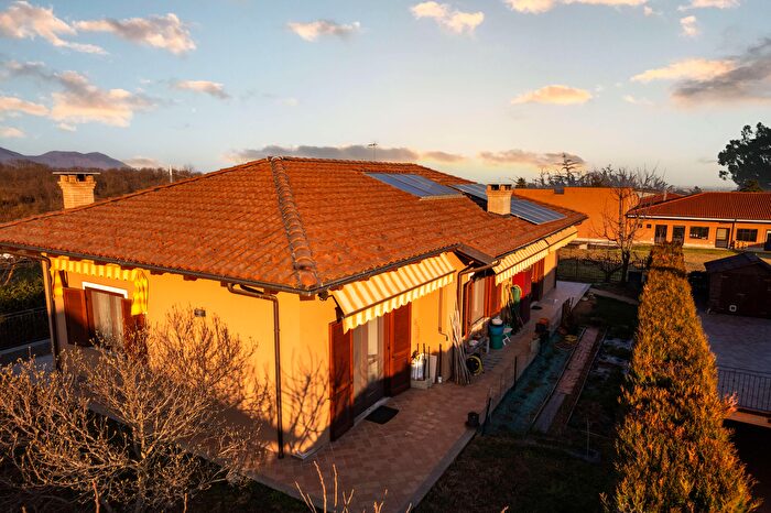 Casa con 8 locali in vendita in Via Don Asvisio, Frossasco