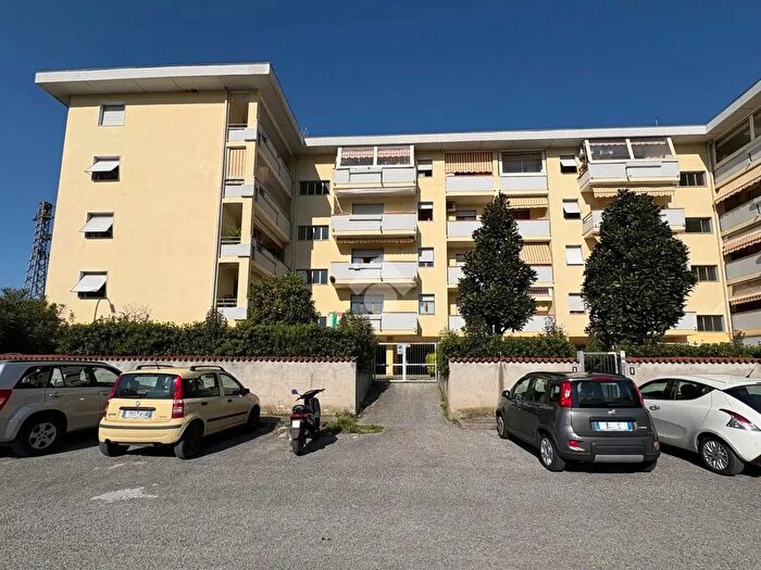 Appartamento con 5 locali in vendita in Via Sala, Massa