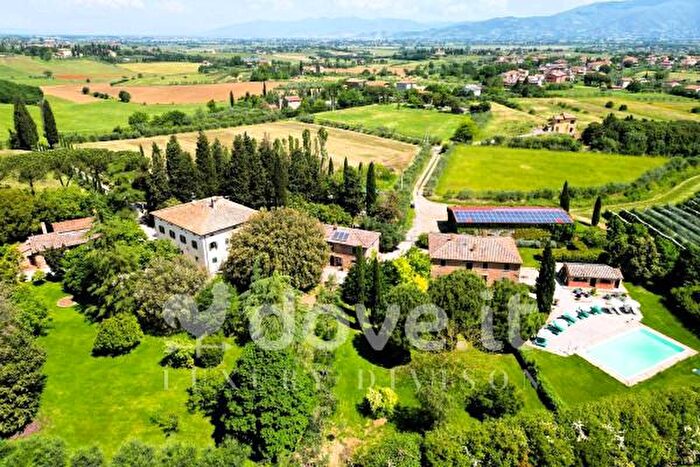 Casa con 6 locali in vendita in Località Montecchio del Loto Snc, Cortona