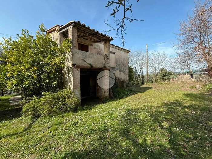 Casa quadrilocale in vendita in Vocabolo Spezzano, Montebuono