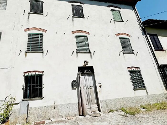 Casa con 6 locali in vendita in Lucca