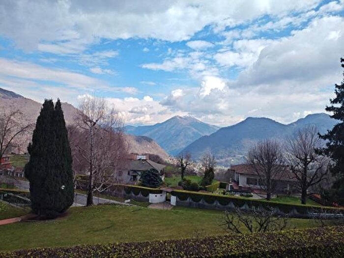 Casa con 6 locali in vendita in Via Provinciale per Veglio, Centro Valle Intelvi