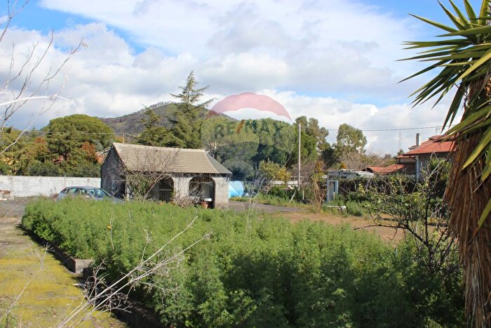 Casa bilocale in vendita in Via Re Martino, Nicolosi