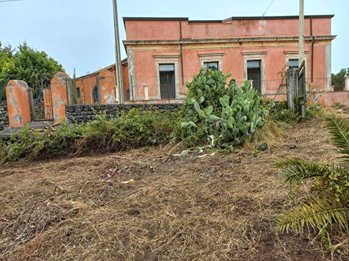 Casa con 9 locali in vendita in Sp Piedimonte Etneo, Piedimonte Etneo