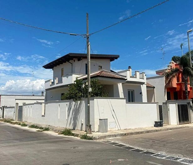 Casa con 8 locali in vendita in Via Curtatone Veglie Lecce, Veglie