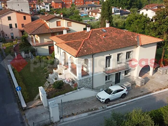 Casa con 6 locali in vendita in Via del Santo, Borgo A Mozzano