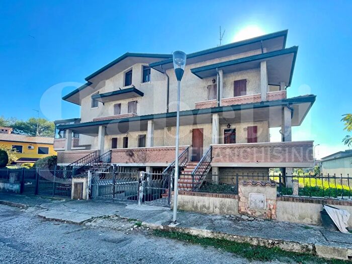 Casa con 8 locali in vendita in Via Novembre, Lagosanto
