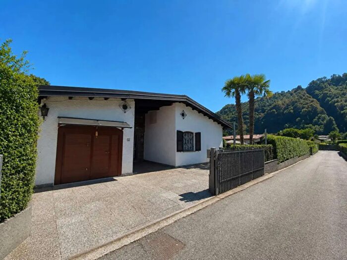 Casa con 5 locali in vendita in Lavena Ponte Tresa