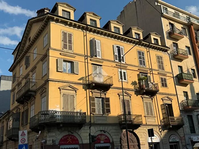 Appartamento trilocale in vendita in Via Nizza, Torino