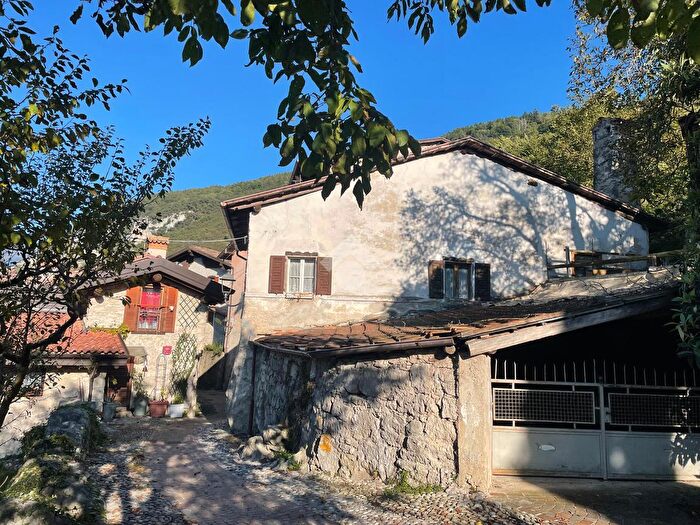 Casa con 5 locali in vendita in Via Braila, Arco