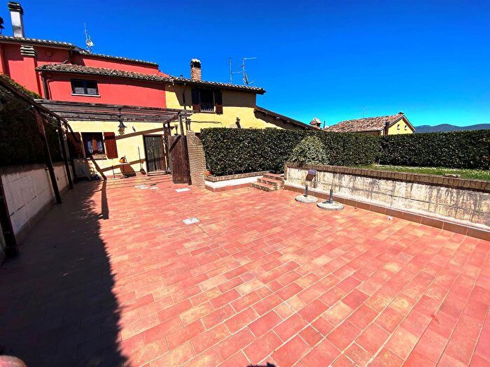 Casa con 5 locali in vendita in Castelraimondo