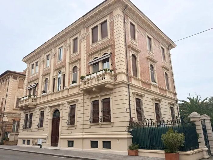 Appartamento con 8 locali in vendita in Via Luigi Dari, San Benedetto Del Tronto