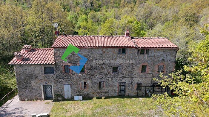 Casa con 10 locali in vendita in Strada Provinciale, Montieri