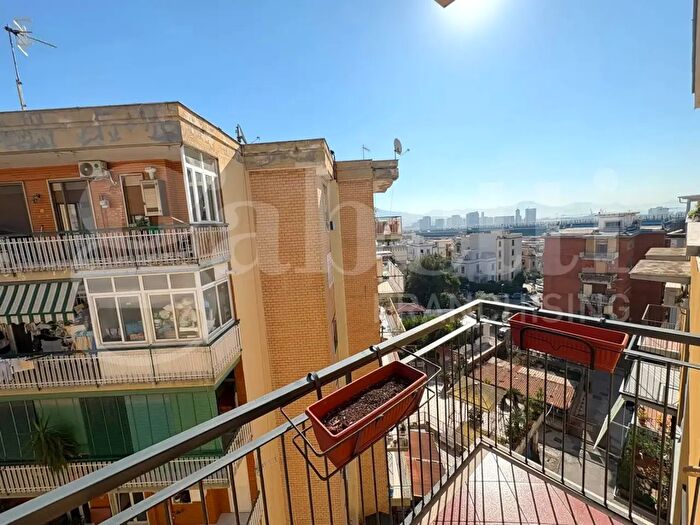 Appartamento trilocale in vendita in Via Carlo De Marco, Napoli