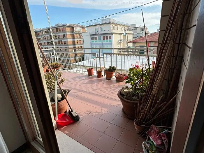 Appartamento con 5 locali in vendita in Via Marradi, Livorno