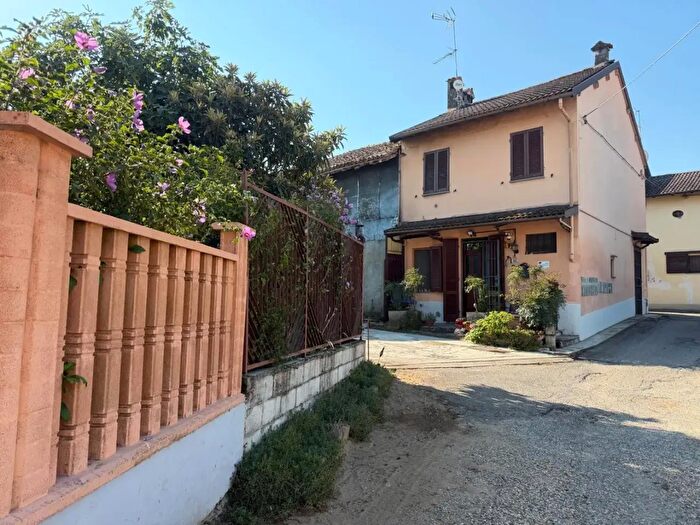 Casa con 6 locali in vendita in Via Giacomo Plezza, Cergnago