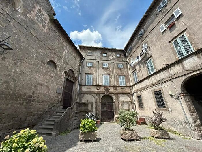 Appartamento quadrilocale in vendita in Piazza Castello, Viterbo