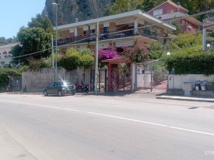 Appartamento con 5 locali in affitto in Lungomare Cristoforo Colombo, Addaura, Palermo