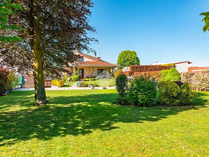 Casa quadrilocale in vendita in Via Don Luigi Repetti, Rescaldina