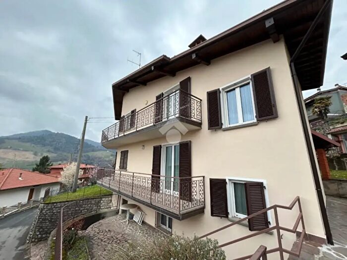 Casa con 6 locali in vendita in Via Alpini, Vigolo