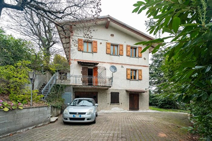 Casa con 6 locali in vendita in Via Liberazione, Guiglia