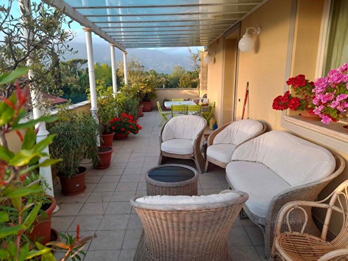 Casa quadrilocale in affitto in Via Alessandro Volta, Vittoria Apuana, Forte dei Marmi