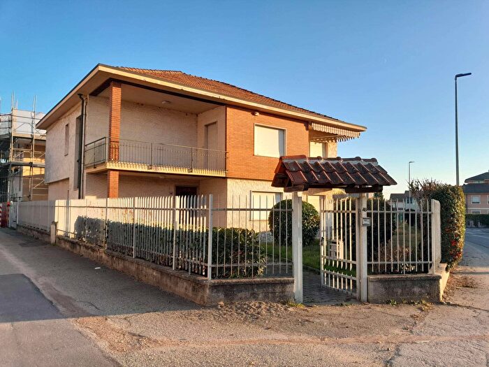 Casa con 6 locali in vendita in Via Lame, Cambiano