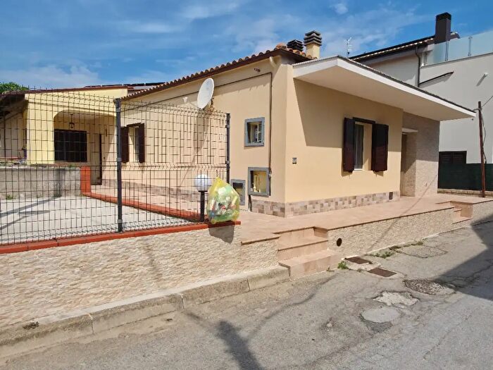 Casa con 8 locali in vendita in Via Indipendenza, Silvi