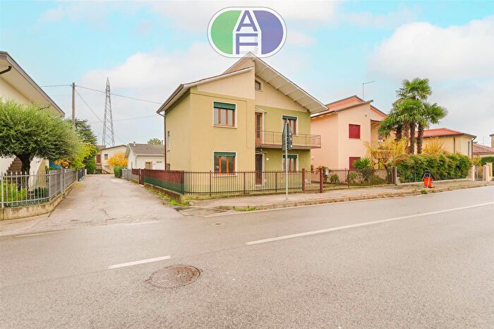 Casa con 6 locali in vendita in Via Stazione, Mirano