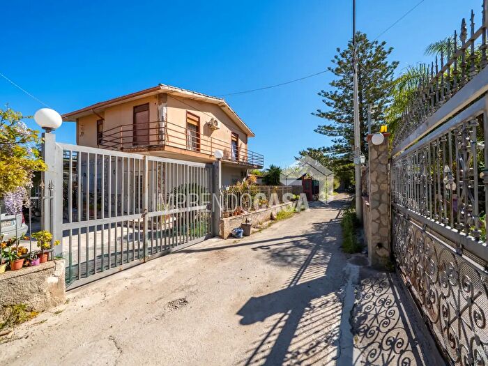 Casa con 7 locali in vendita in Via del Ginepro, Capoterra