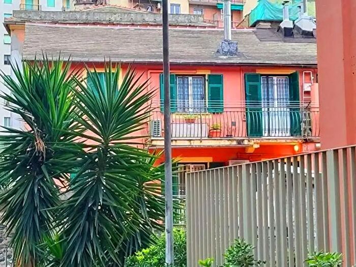 Appartamento con 5 locali in vendita in Via Chiaravagna, Genova