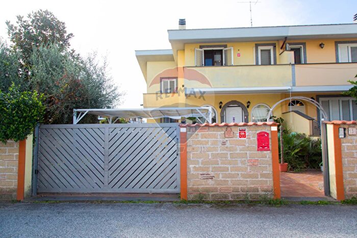 Casa quadrilocale in vendita in Via Emilio Praga, Anzio
