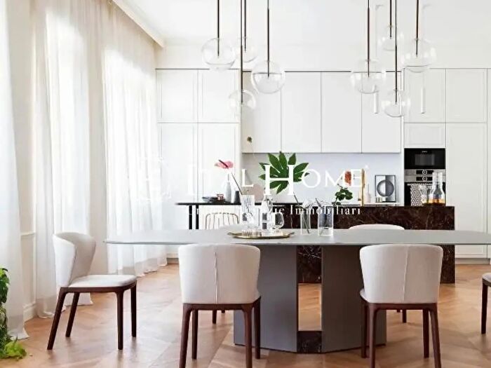 Appartamento quadrilocale in vendita in Via Carlo Tenca, Milano