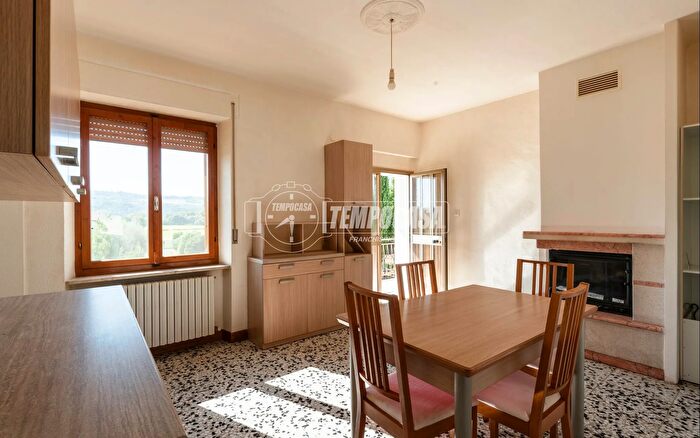 Appartamento quadrilocale in vendita in Via Teatro Romano, Macerata