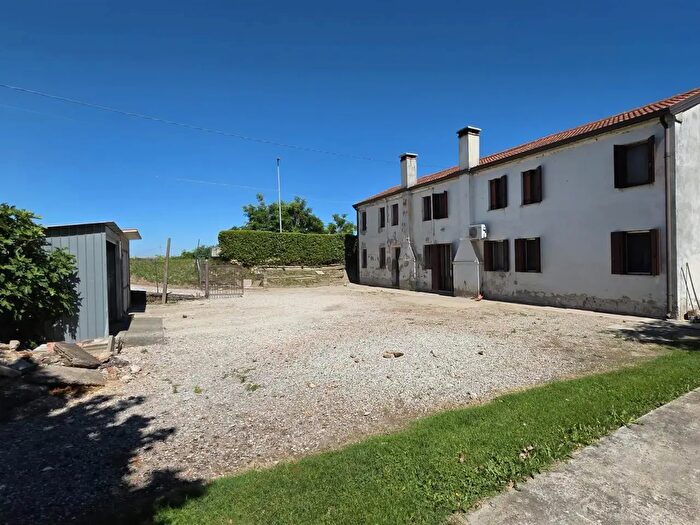 Casa con 12 locali in vendita in Via Budel del Lovo, Sant'Urbano