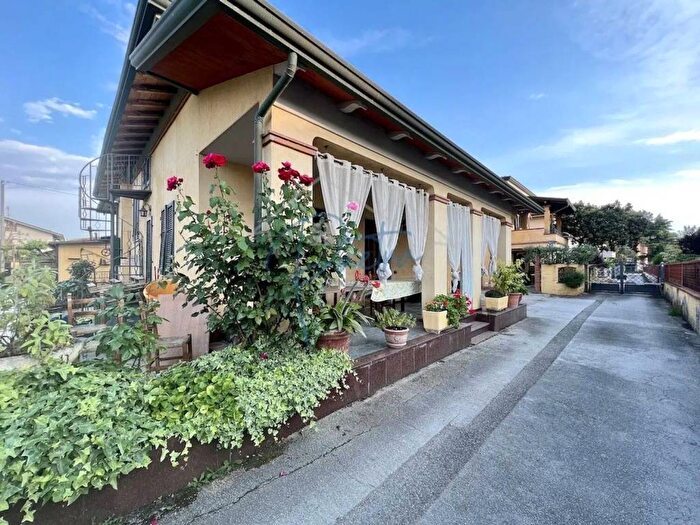 Casa con 5 locali in affitto in Via Arezzo, Marina di Massa Centro, Massa