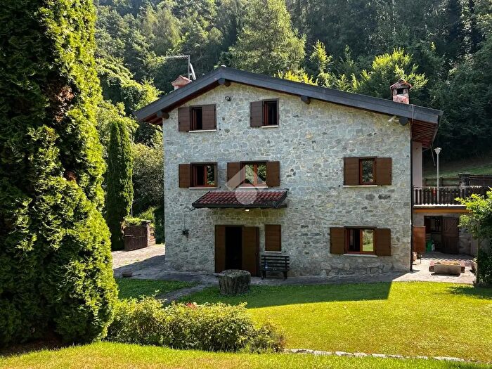 Casa con 7 locali in vendita in Spiazzo di Vico, Ceto