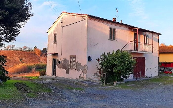 Casa con 10 locali in vendita in Castellina Marittima