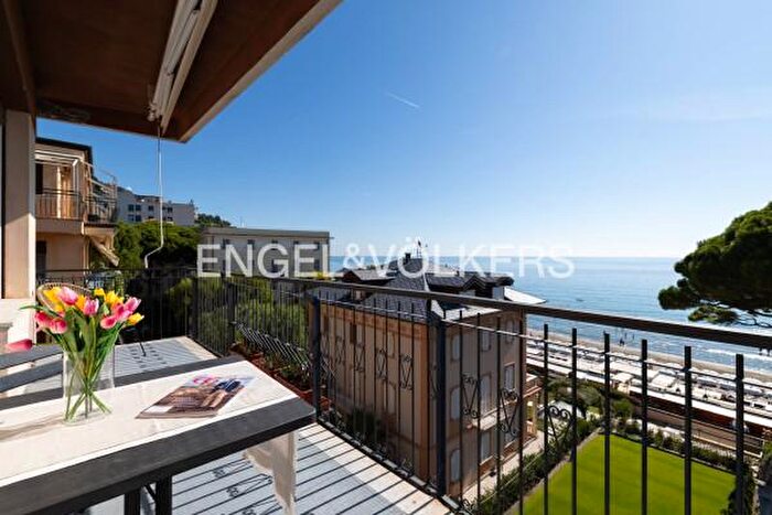 Appartamento trilocale in vendita in Via Giuseppe Garibaldi, Alassio