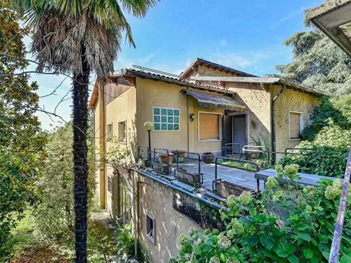 Casa con 8 locali in vendita in Via S Biagio, Inverigo