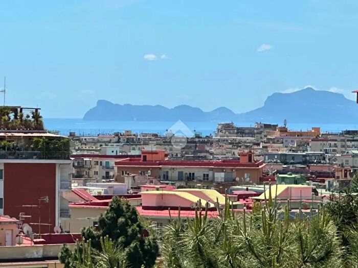 Appartamento con 5 locali in vendita in Via Giuseppe Casciaro, Napoli