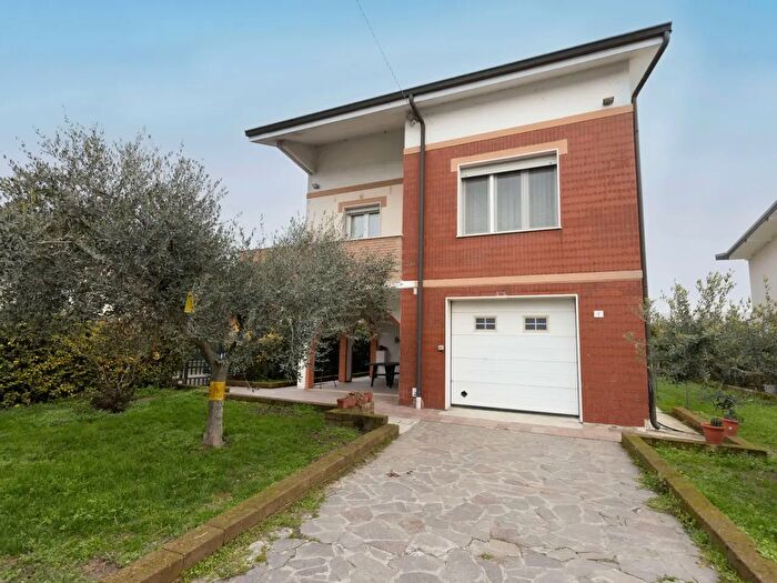 Casa con 5 locali in vendita in Ostiglia